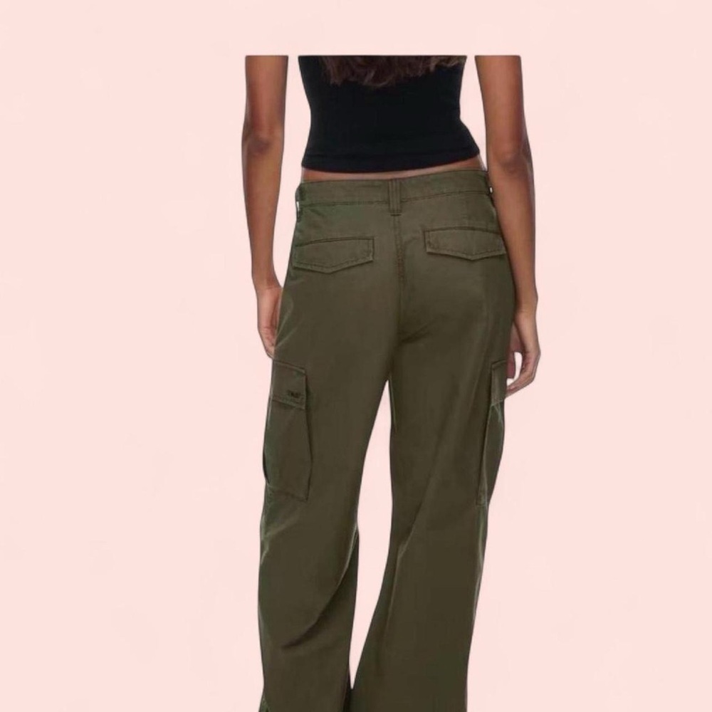 Aritzia TNA Supply Relaxed Cargo Pants in Utility Green- 26” waist ( 0 ) - Picture 3 of 11